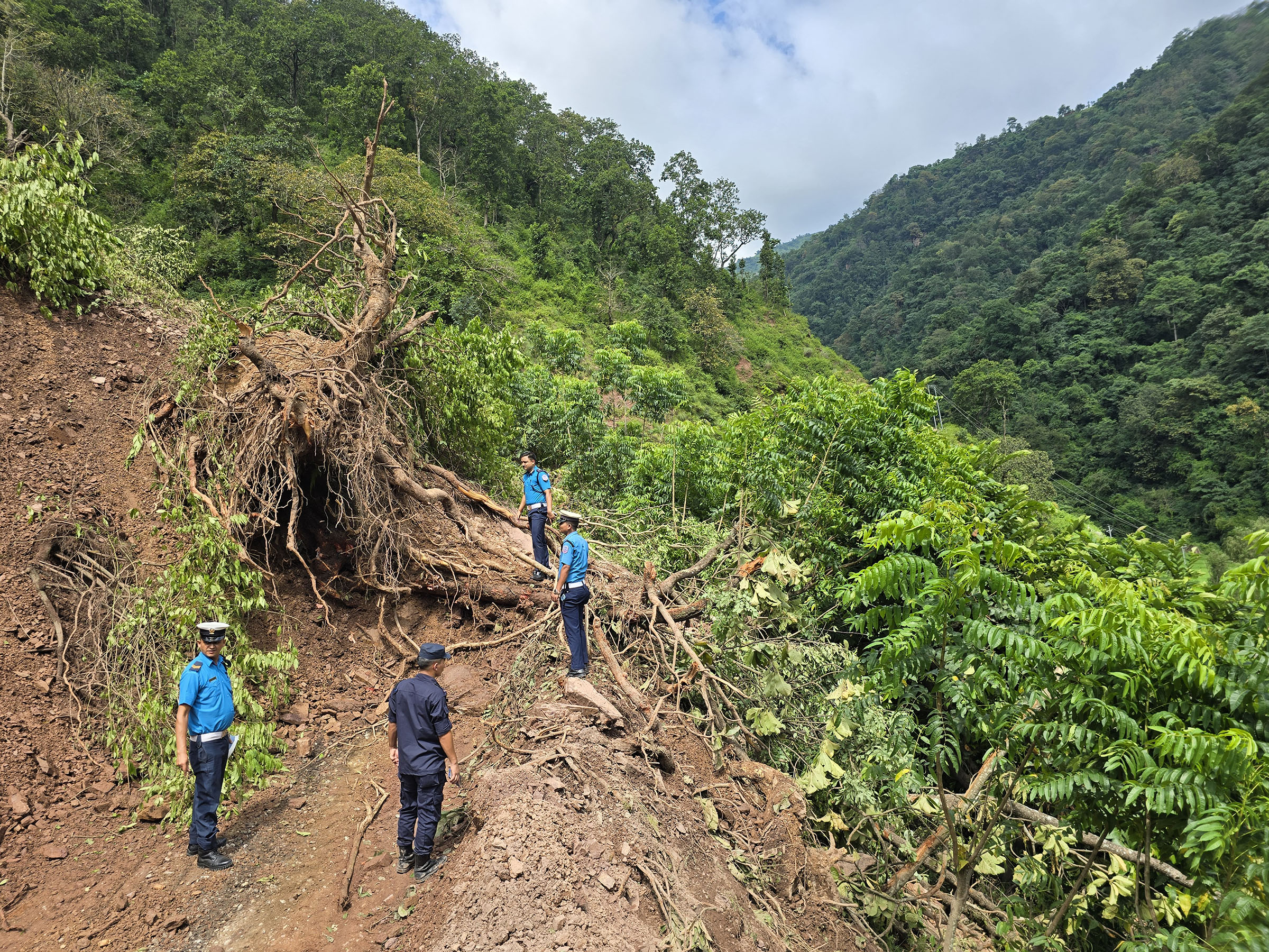 दाङदेखि रोल्पा हुँदै रुकुम पूर्व जोड्ने सहिद मार्ग अन्तर्गत दाङको घोराही उपमहानगरपालिका–१३ स्थित ओडारेखोलामा गएराती खसेको पहिरो । पहिरो खस्दा सहिद मार्ग अवरुद्ध छ ।तस्बिरः कुलदीप न्यौपाने÷रासस