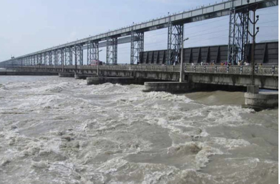 सप्तकोशी नदीमा बस खस्यो, २० यात्रुको उद्धार उद्धार कार्य जारी