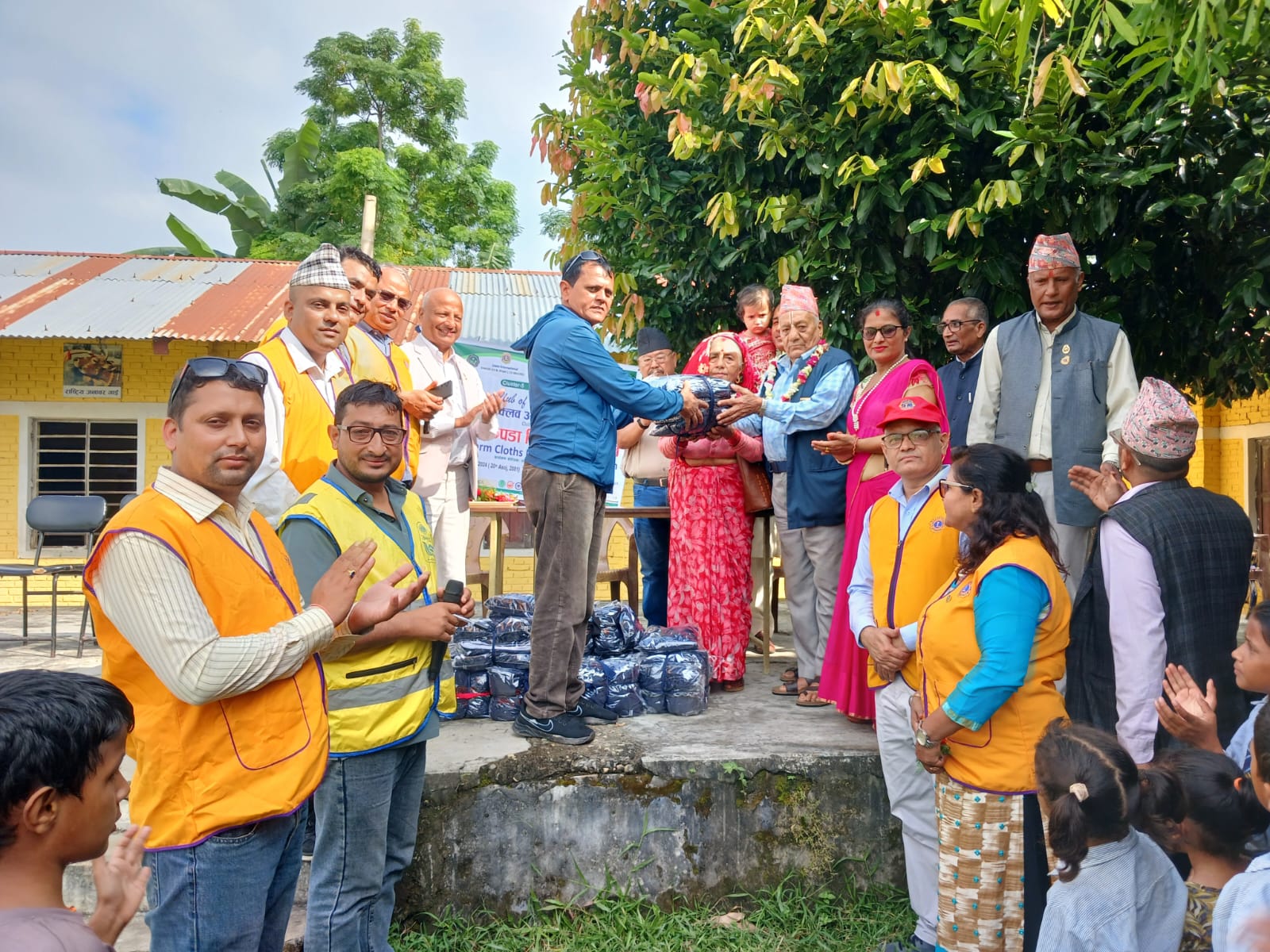 जन्मदिनका अवसरमा लायन्सले बाँड्यो विद्यार्थीलाई न्यानो कपडा