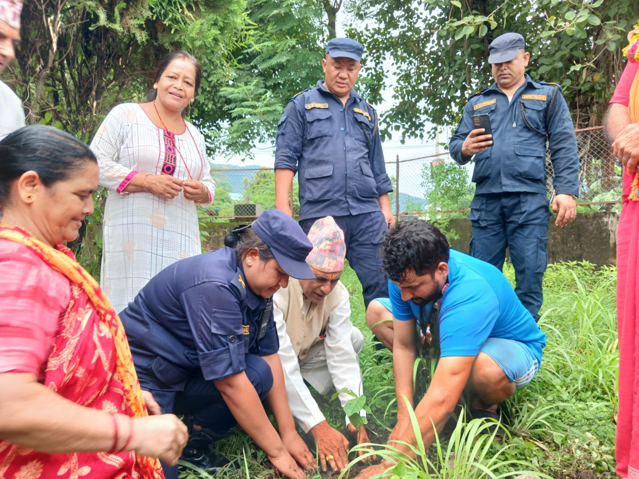 प्रहरी कार्यालय गैंडाकोटको सक्रियतामा सरसफाई तथा वृक्षारोपण कार्यक्रम सम्पन्न