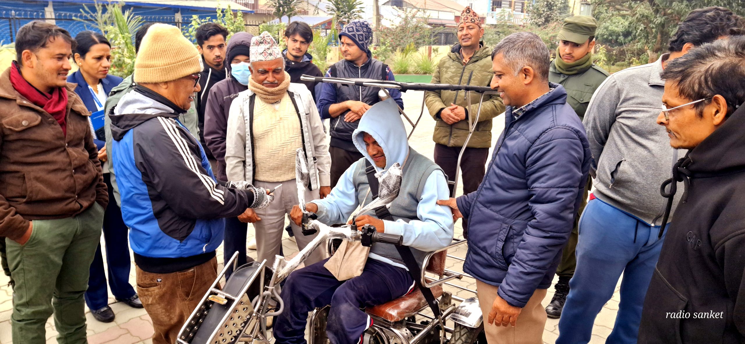 गैंडाकोट नगरपालिकाले दियो कृष्णलाई इलेक्ट्रिक व्हीलचेयर