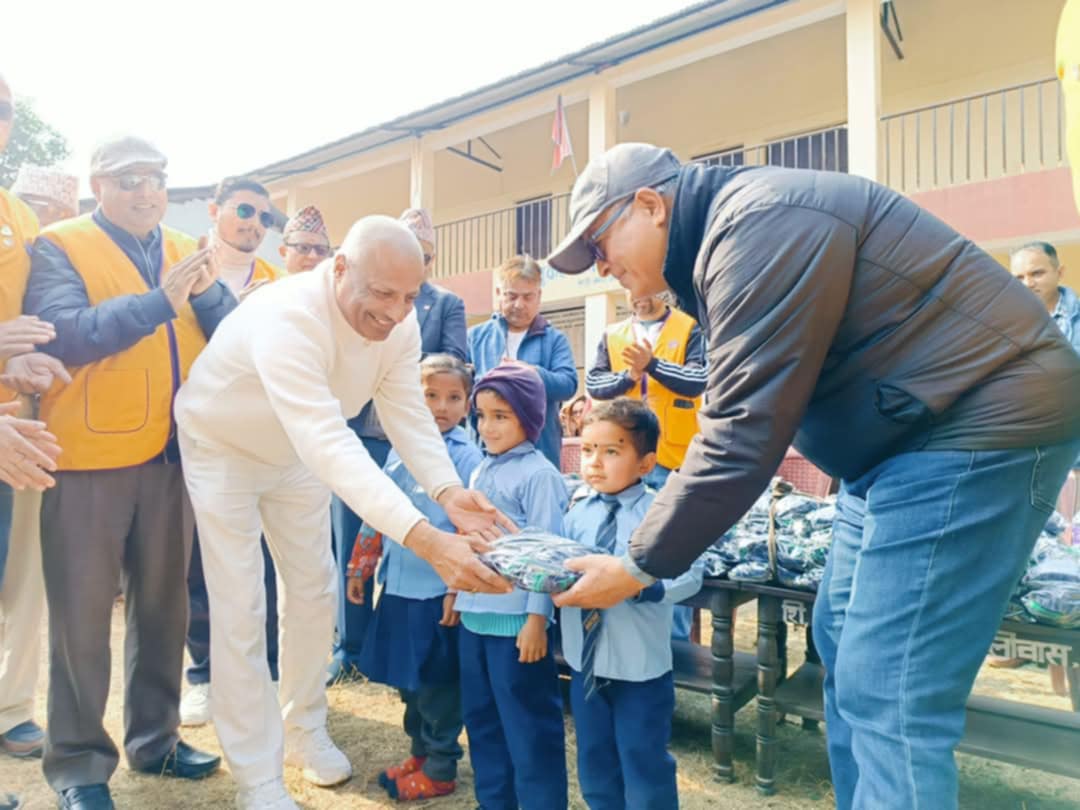 लायन्स क्लबहरूले बाँडे विद्यार्थीलाई न्यानो माया