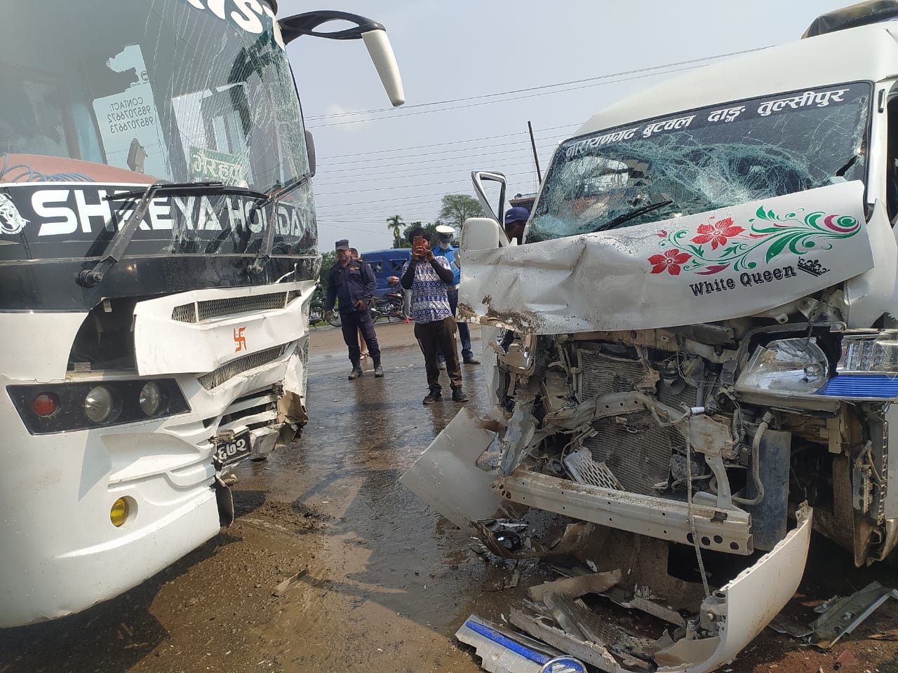 बस र माइक्रोबस ठोकिँदा ९ यात्री घाइते