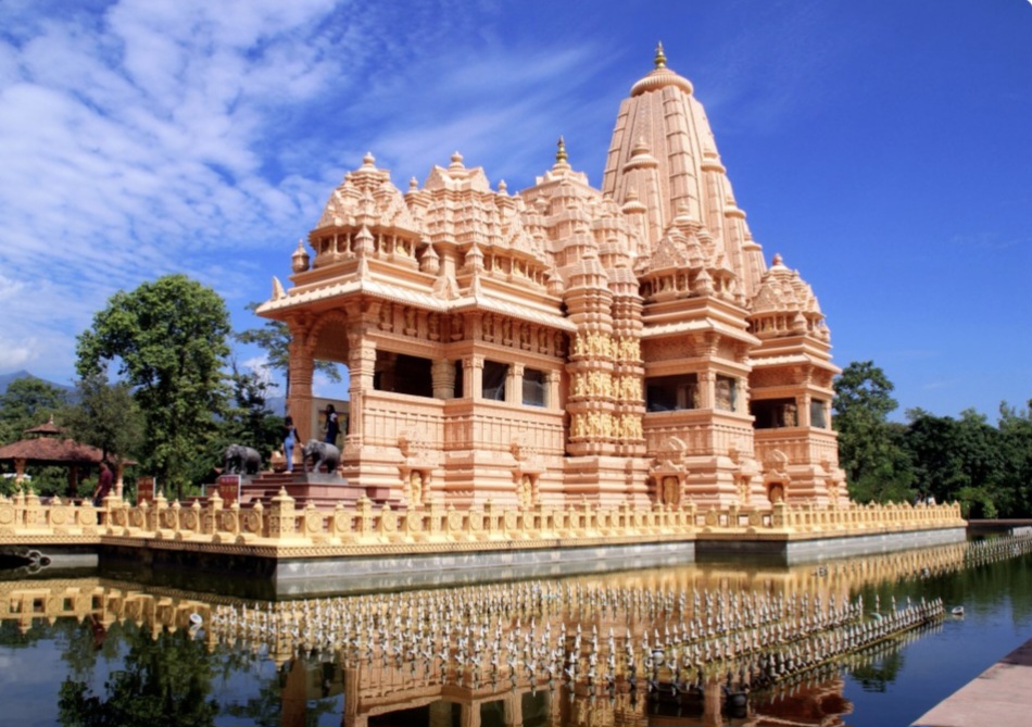 सि.जी.धाम मन्दिरमा सरसफाईको क्रममा लडेर युवक गम्भीर घाइते