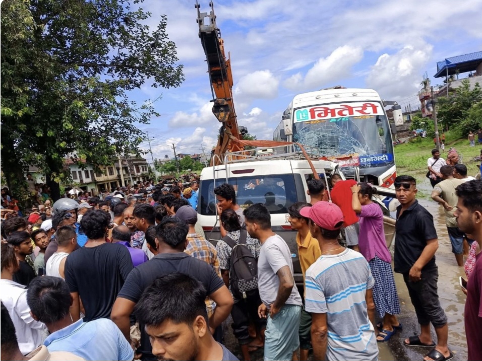चितवनमा भएको सवारी दुर्घटनामा सातको मृत्यु, २५ जना घाइते