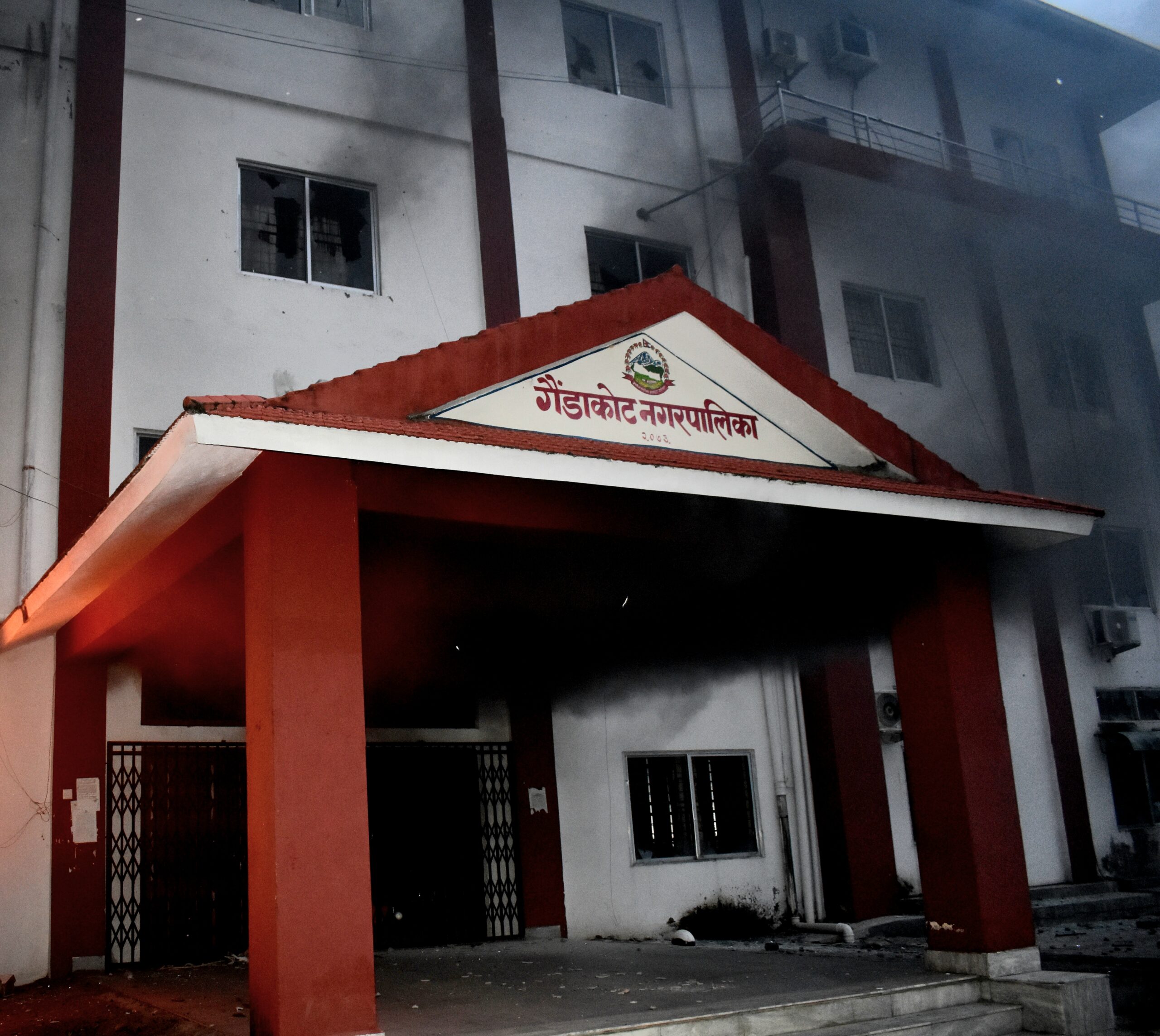 गैंडाकोट नगरपालिका भवनमा कर्मचारी आफैं सरसफाईमा जुटे