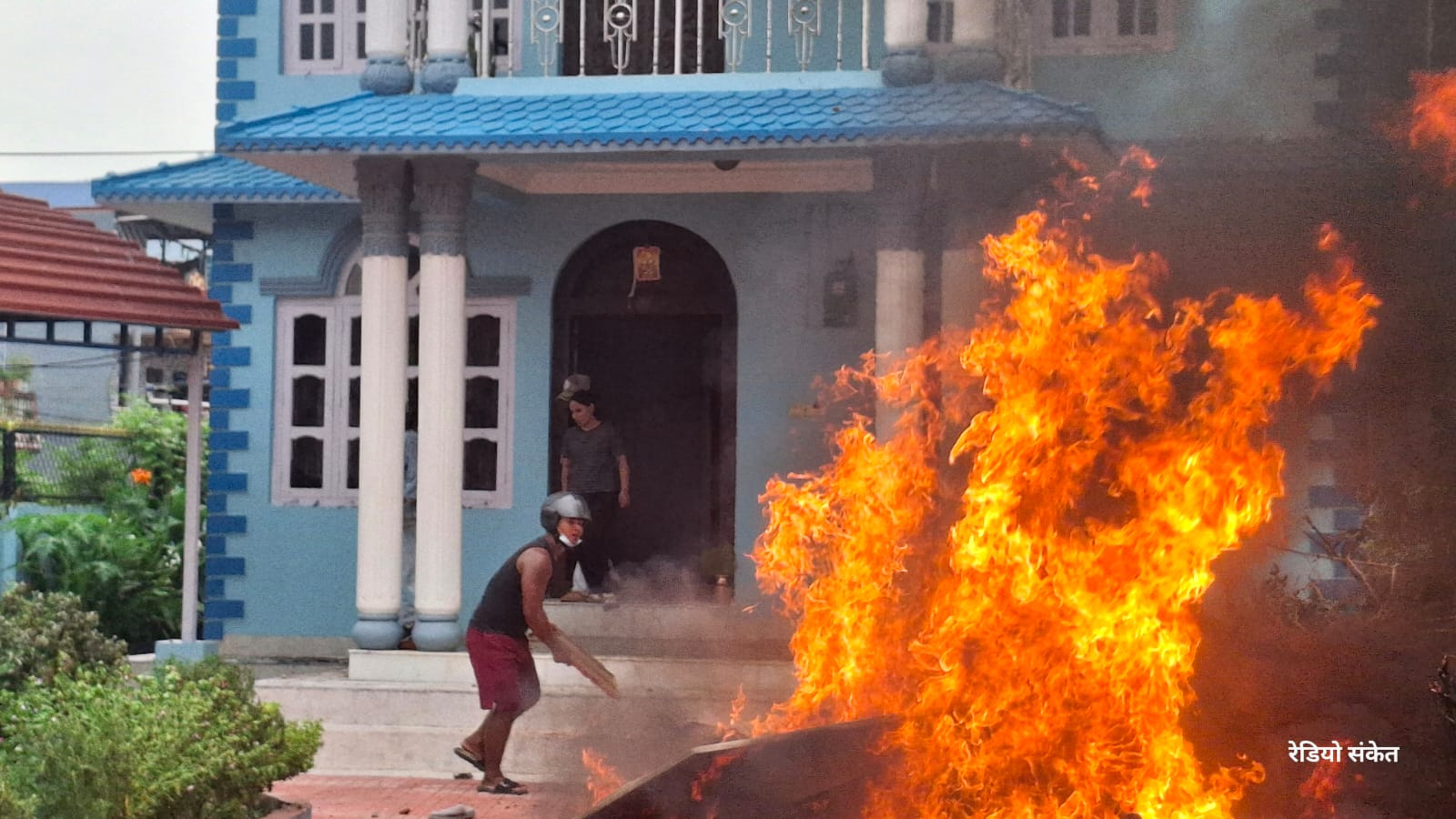 जेन्जी आन्दोलन आगो र आक्रोश: स्थानीय नेताहरूका घर सवारीमा तोडफोड, राजनीतिक दुश्मनीको खेल 