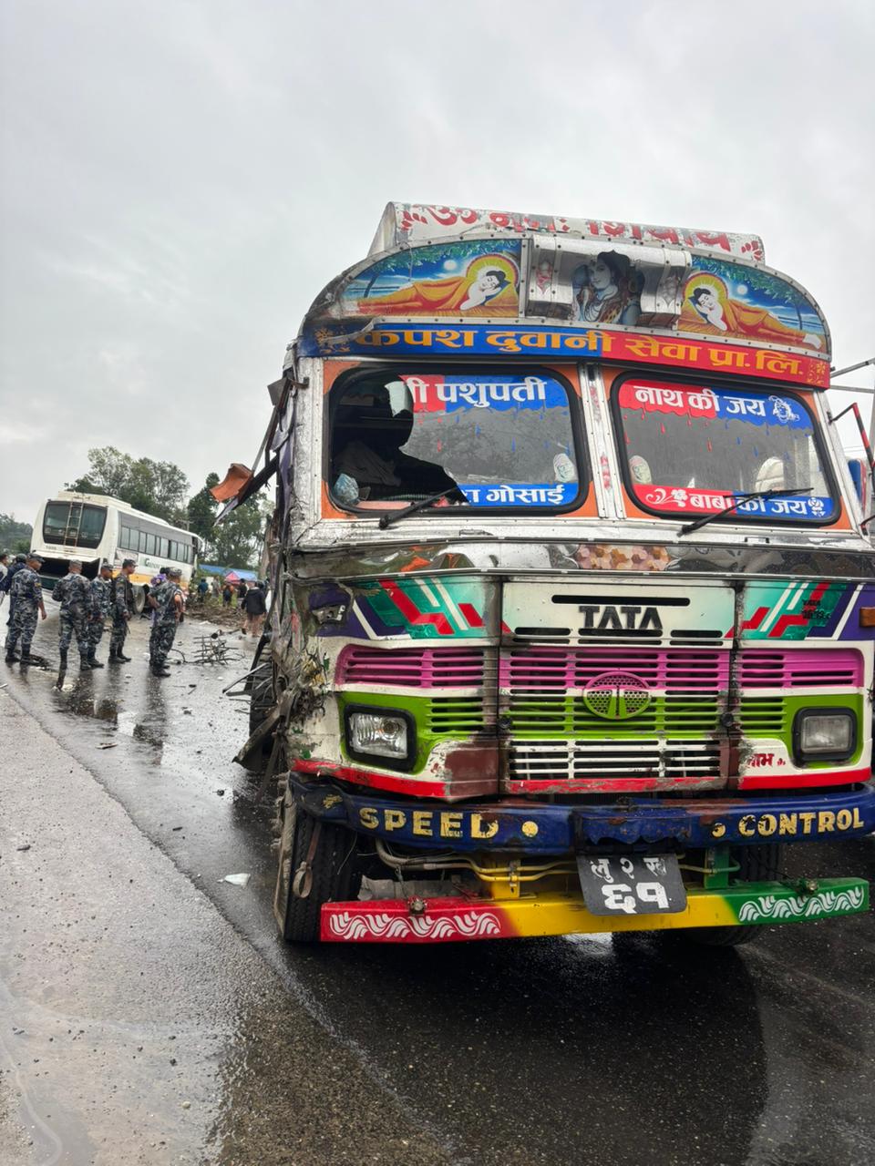 गैडाकोटमा बस र तेल ट्याङ्कर ठोक्किँदा चारजना घाइते