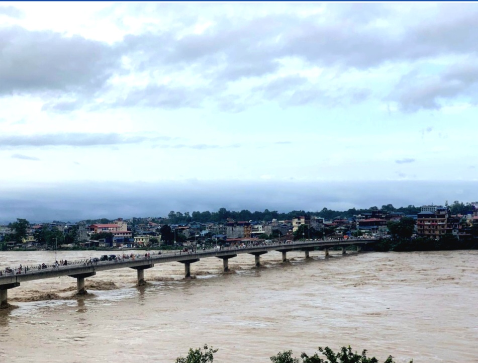 नारायणी नदीमा हाम फालेको अवस्थामा एक महिलाको उद्धार