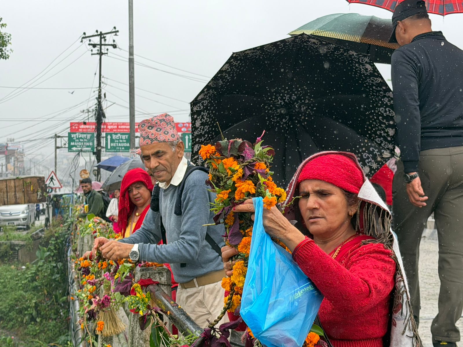 नारायणी पुलमा हरिबोधिनी एकादशीमा तोरण वारपार गर्दै भक्तजनहरू