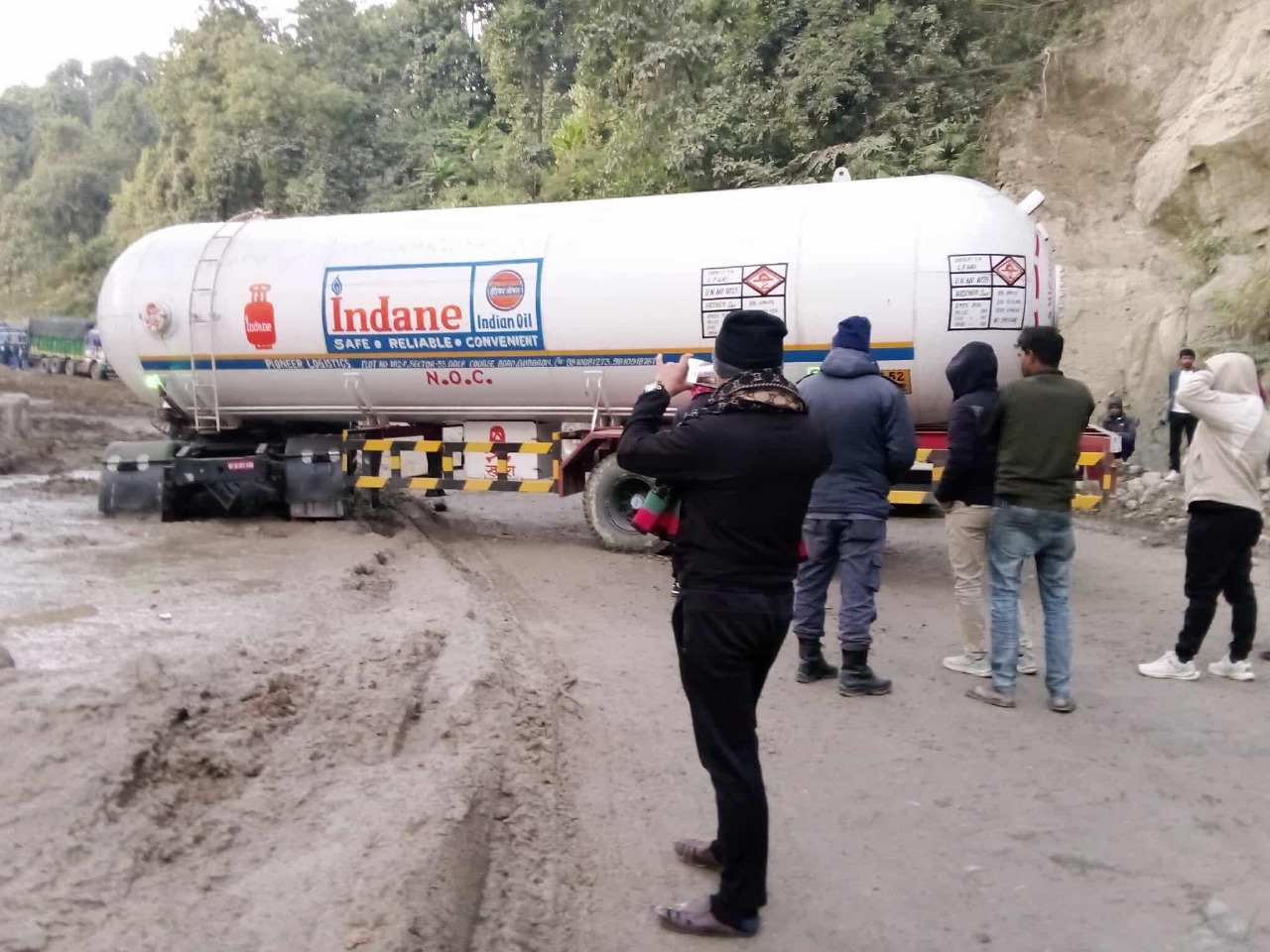 पूर्व-पश्चिम राजमार्गमा ग्यास बुलेट तेर्सिदा यातायात अवरुद्ध