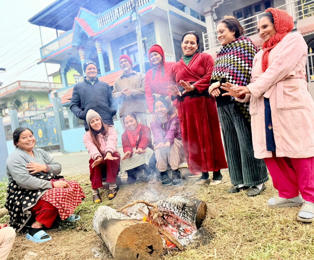 शीतलहरको चपेटामा नवलपुर, जनजीवन प्रभावित, सामुदायिक वनद्वारा दाउरा वितरण