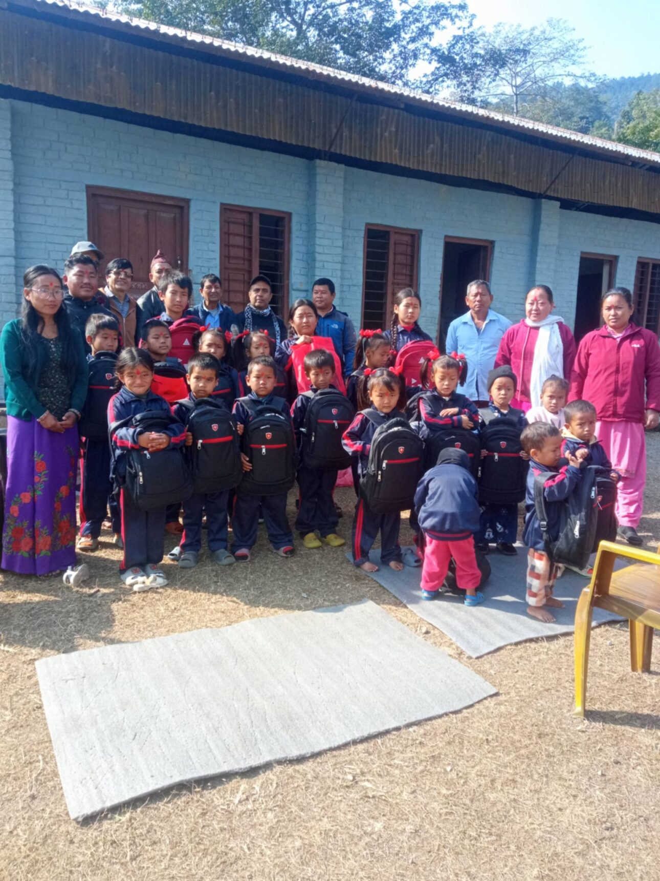 गैंडाकोट-३ का विपन्न विद्यार्थीलाई न्यानो कपडा र शैक्षिक सामग्री सहयोग