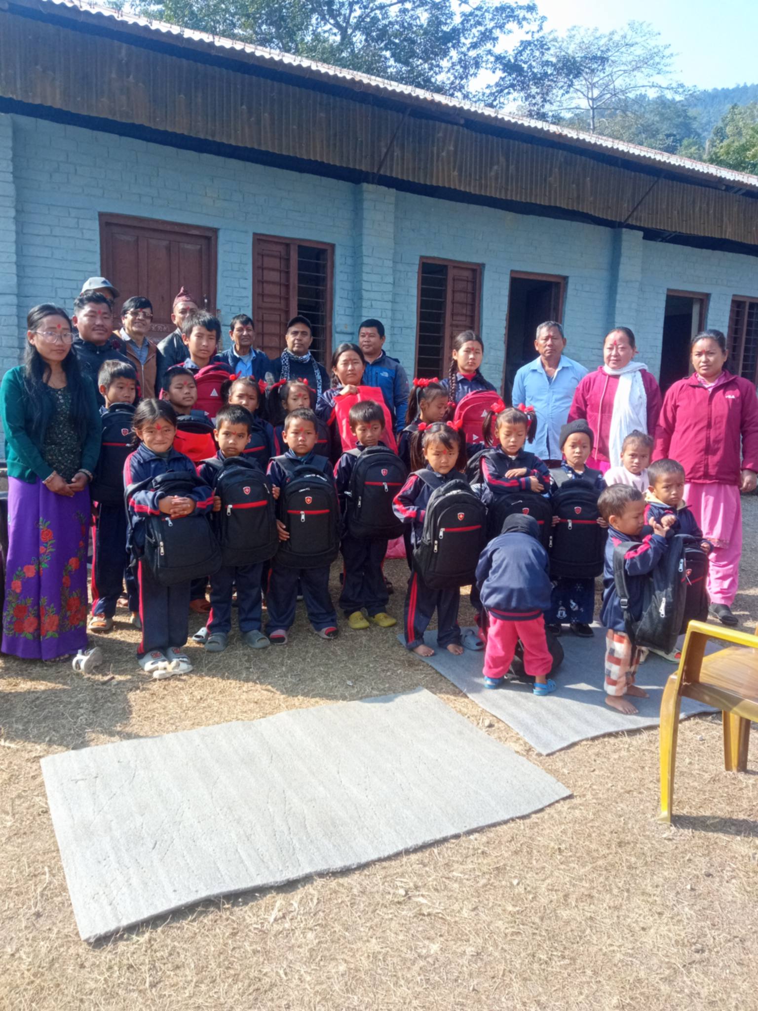 गैंडाकोट-३ का विपन्न विद्यार्थीलाई न्यानो कपडा र शैक्षिक सामग्री सहयोग