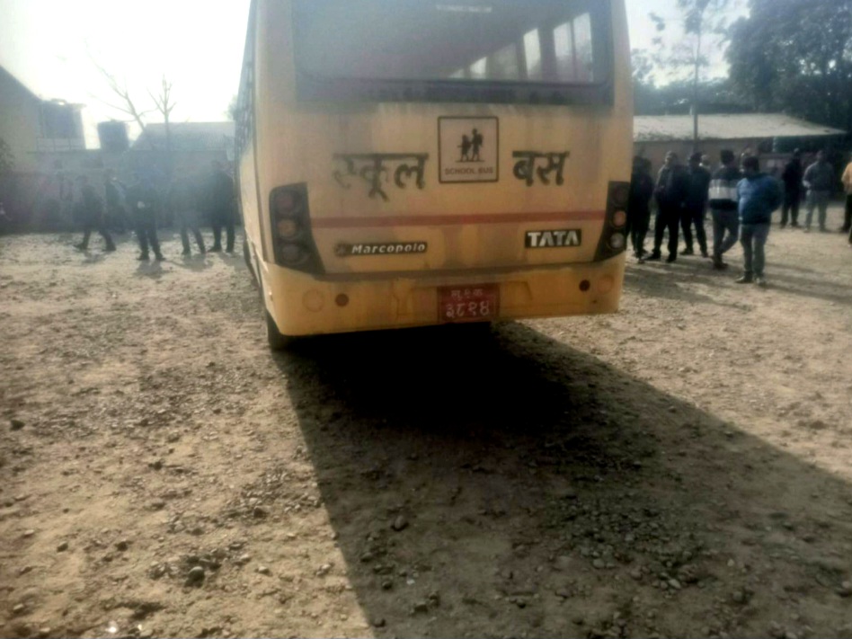 स्कुल बसको ठक्करबाट नर्सरी कक्षामा अध्ययनरत विद्यार्थीको मृ’त्यु