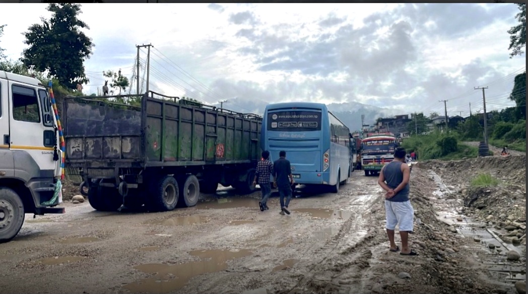 ६ घण्टा सम्म पनि सञ्चालनमा आएन दाउने सडक खण्ड