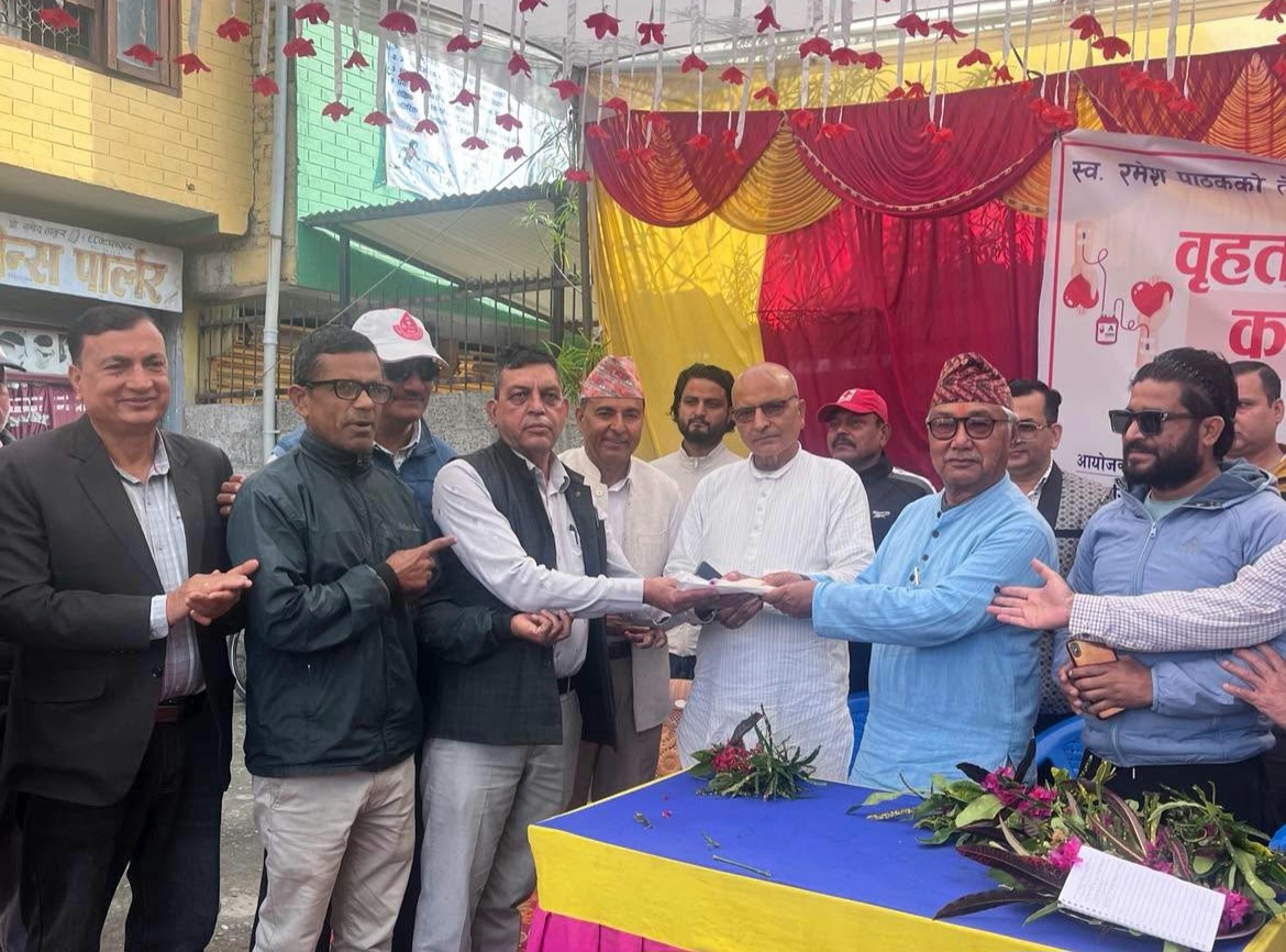 स्वर्गीय रमेश पाठकको स्मृतिमा गैंडाकोटमा रक्तदान कार्यक्रम, ३५ जनाद्वारा रक्तदान