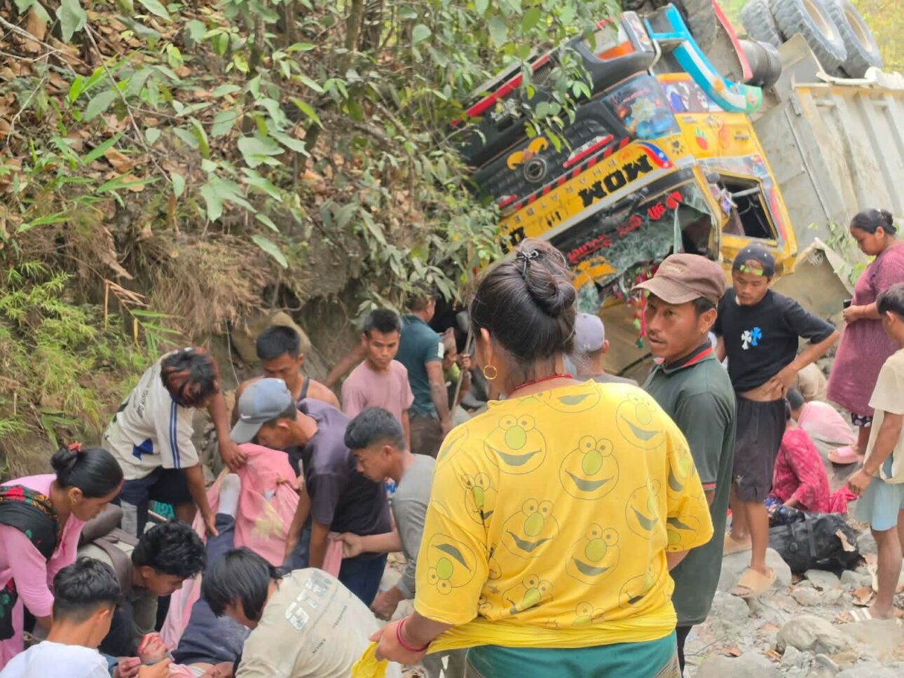 खाम्चामा टिप्पर दुर्घटना : तीन जना घाइते, दुईको अवस्था गम्भीर