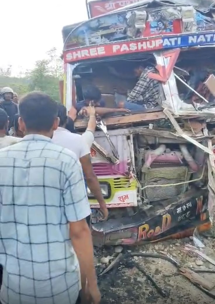 ब्रेक फेल हुँदा दुई ट्रक ठोक्किँदा चालक घाइते, पूर्व–पश्चिम राजमार्ग एकतर्फी सञ्चालन