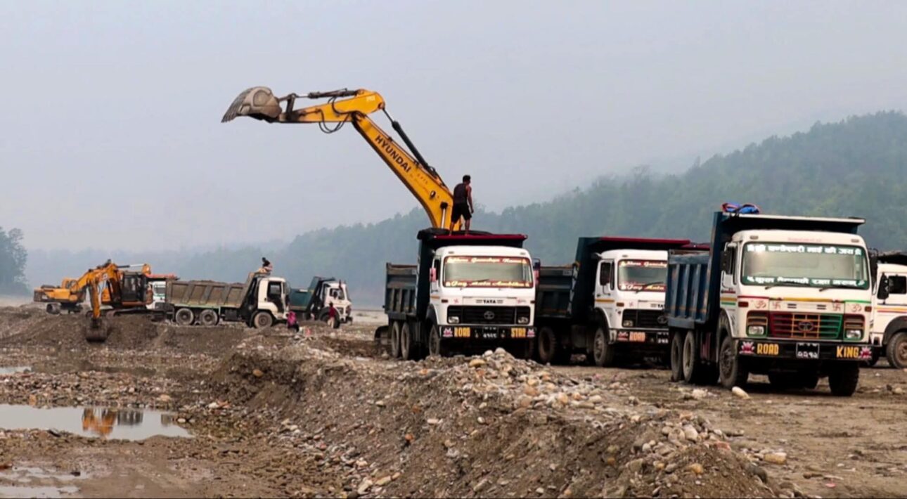 नदी उत्खनन् अव्यवस्थित : अनुगमन समितिको ठेकेदार र पालिकालाई कडा निर्देशन