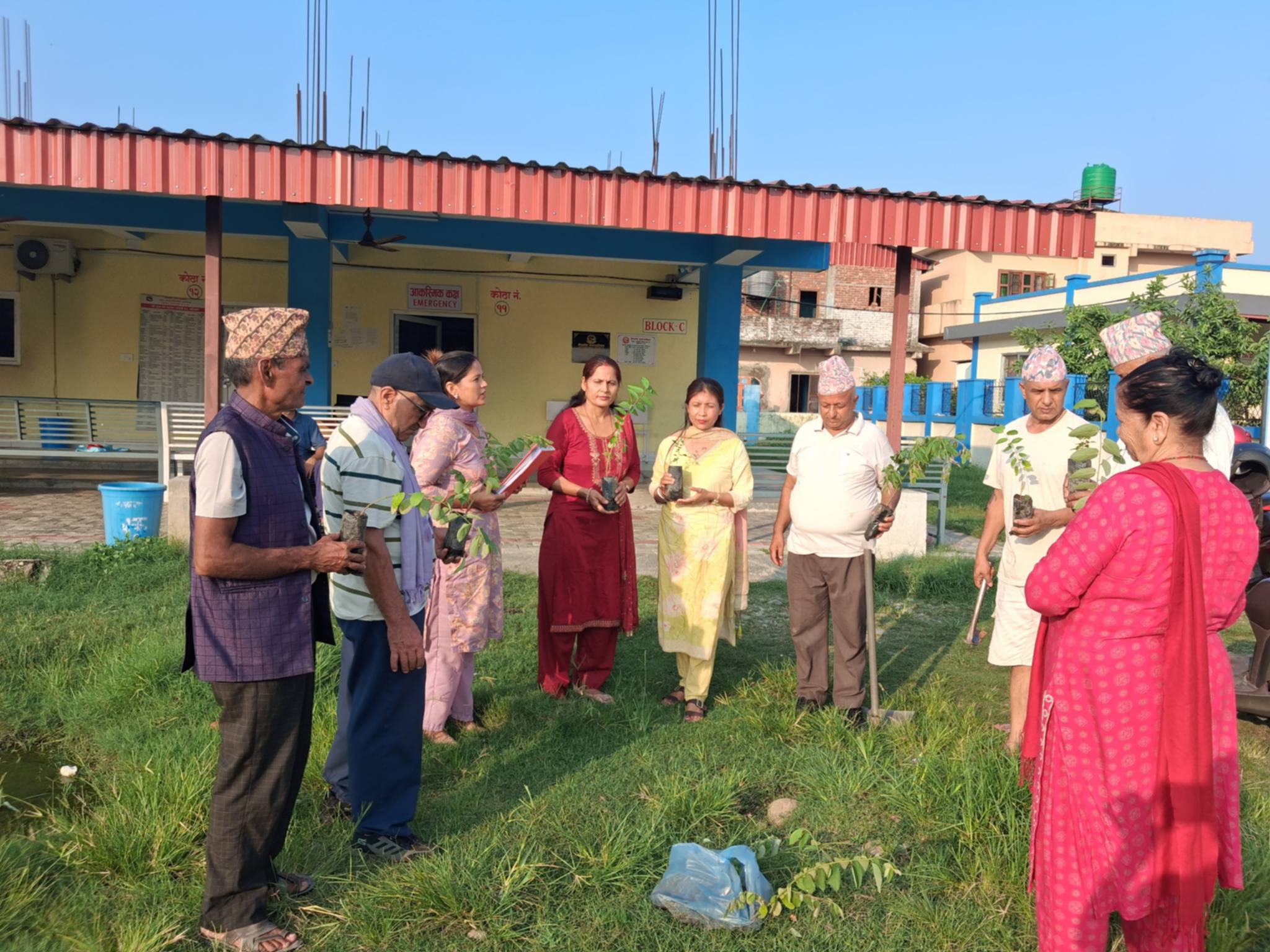 गैंडाकोट आधारभूत अस्पताल परिसरमा वृक्षारोपण, वातावरण संरक्षणमा सबैको साझा दायित्व : वडाध्यक्ष सापकोटा