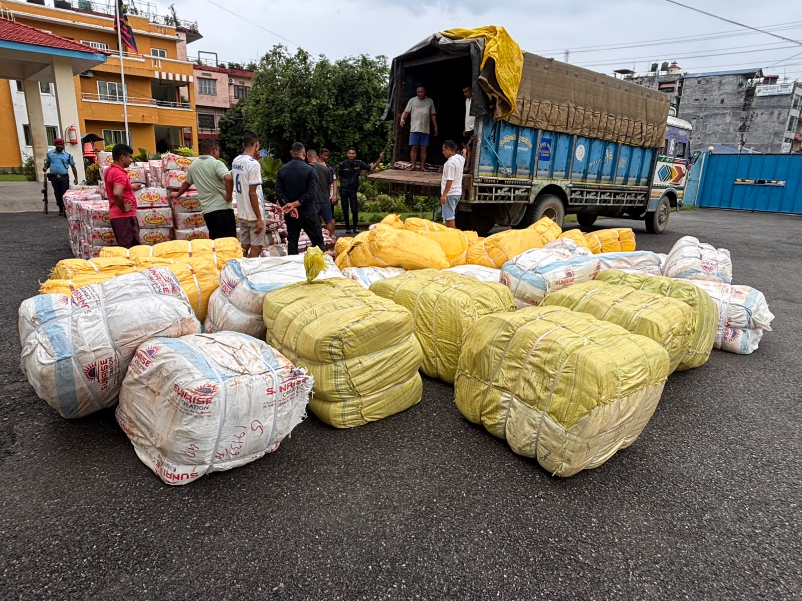ठूलो मात्रामा भन्सार छलीको सामान प्रहरी नियन्त्रणमा, ६२ लाख ५० हजार ५ सय रुपैयाँ बराबरको सामान बरामद