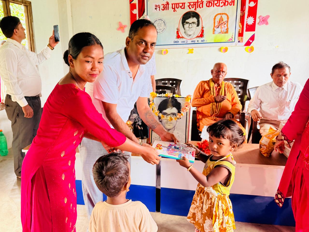 भाग्योदय प्राथमिक विद्यालयका विद्यार्थीलाई शैक्षिक सामग्री वितरण