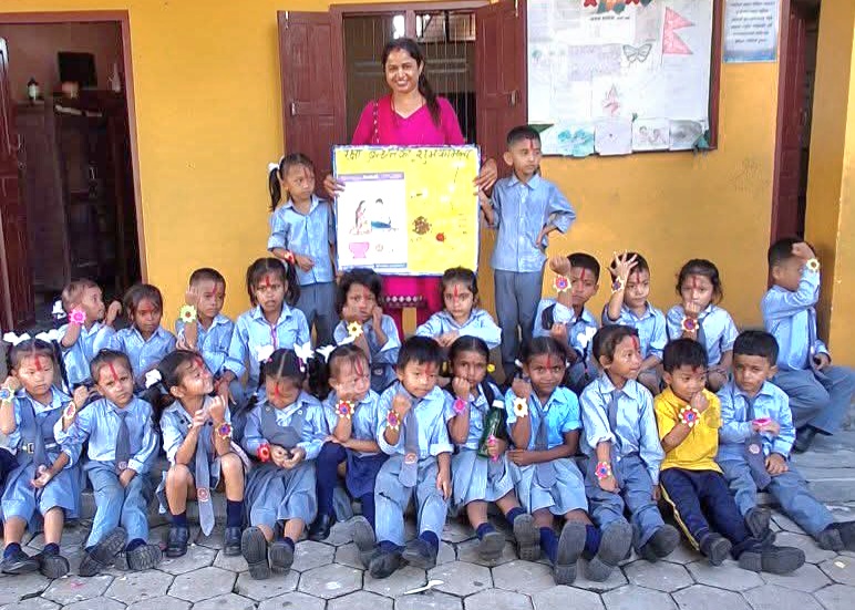 विपत्तिमा ससाना हातको ठूलो भरोसा: युकेजीका अबोध नानीबाबुहरूले जुटाए प्रधानमन्त्री कोषमा सहयोग