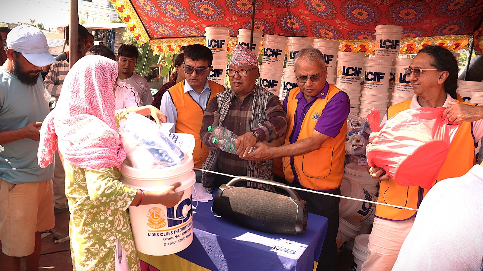 गैँडाकोटका बाढीप्रभावित २०० परिवारलाई लायन्स क्लबद्वारा राहत वितरण