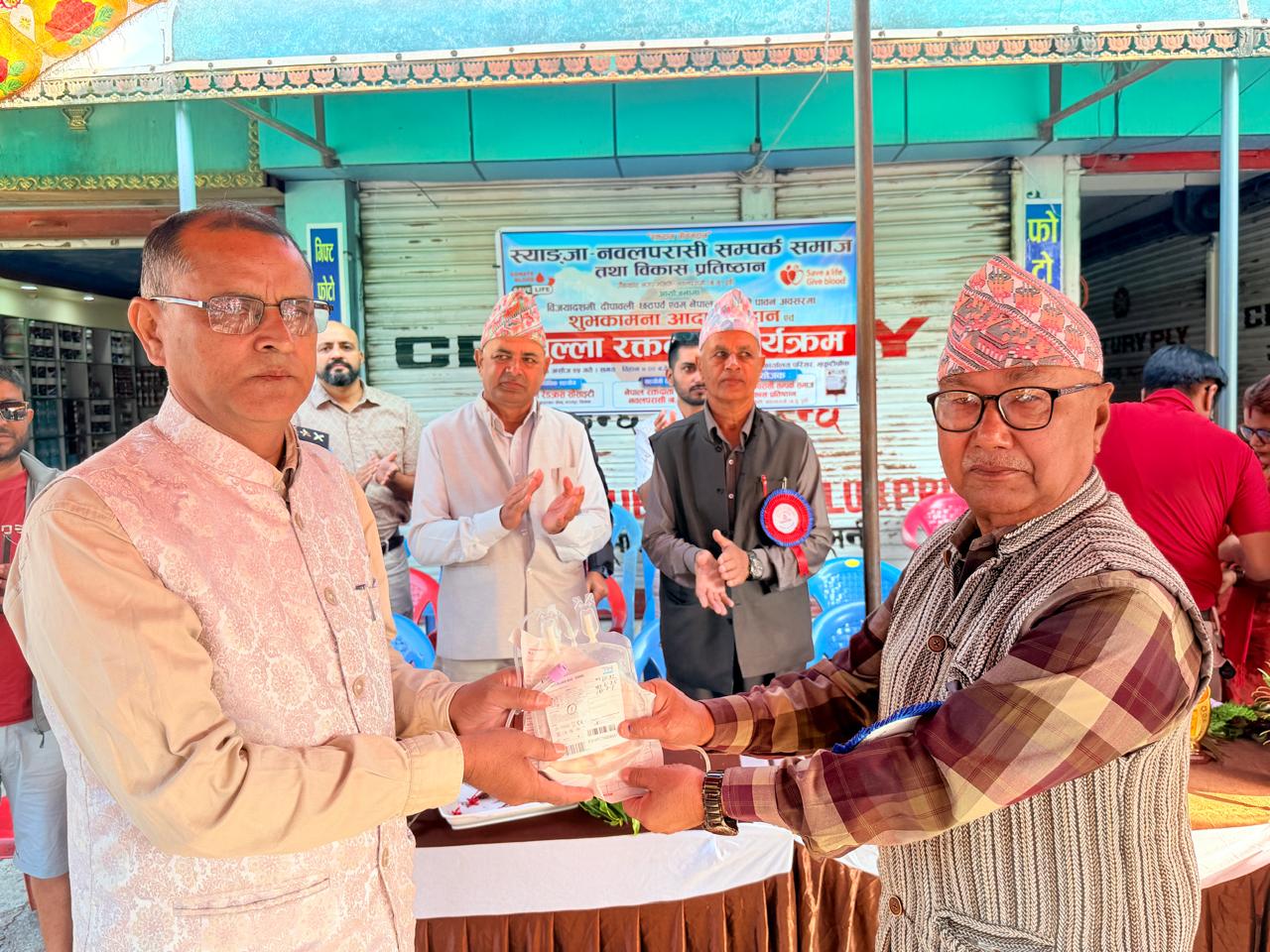 गैँडाकोटमा बृहत खुला रक्तदान : ८ महिलासहित ६० जनाले गरे रक्तदान