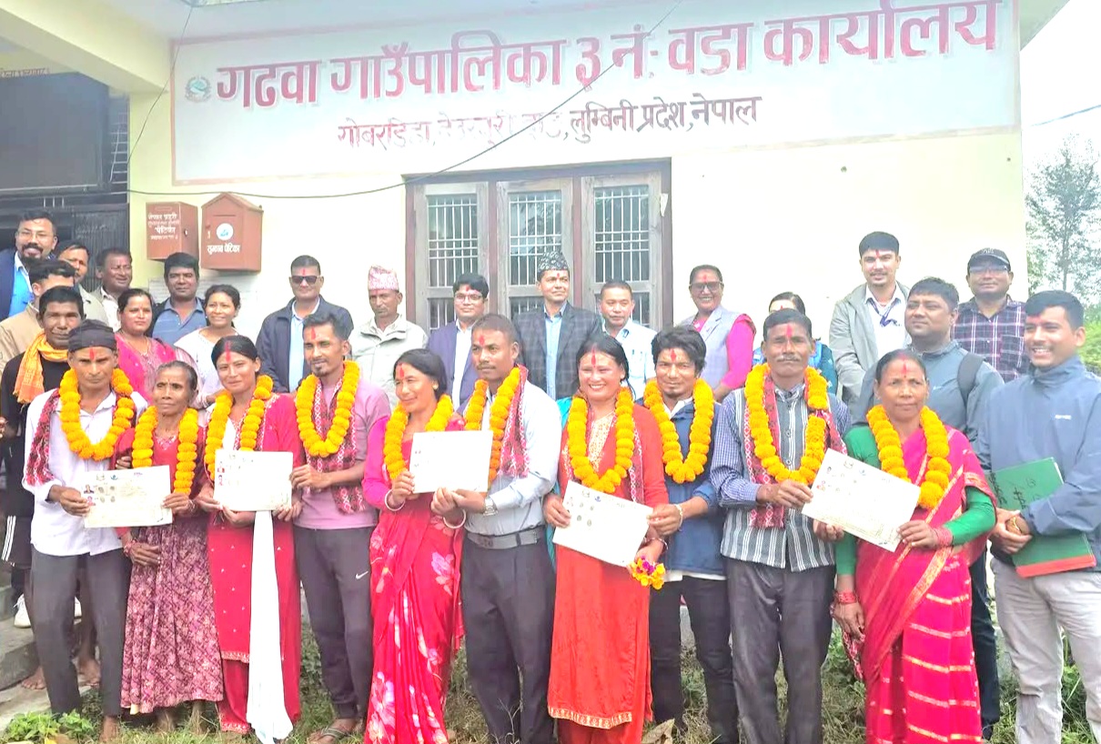 दाङका ८ भूमिहीन परिवारलाई लालपुर्जा वितरण